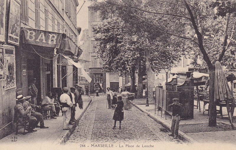 Photo de la Place de Lenche sur la butte Saint-Laurent entre Saint-Jean et le Panier, toujours existante. Début du XXe siècle - Cultea